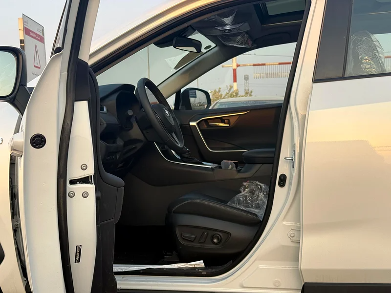 2024 Toyota RAV4 XLE Hybrid White