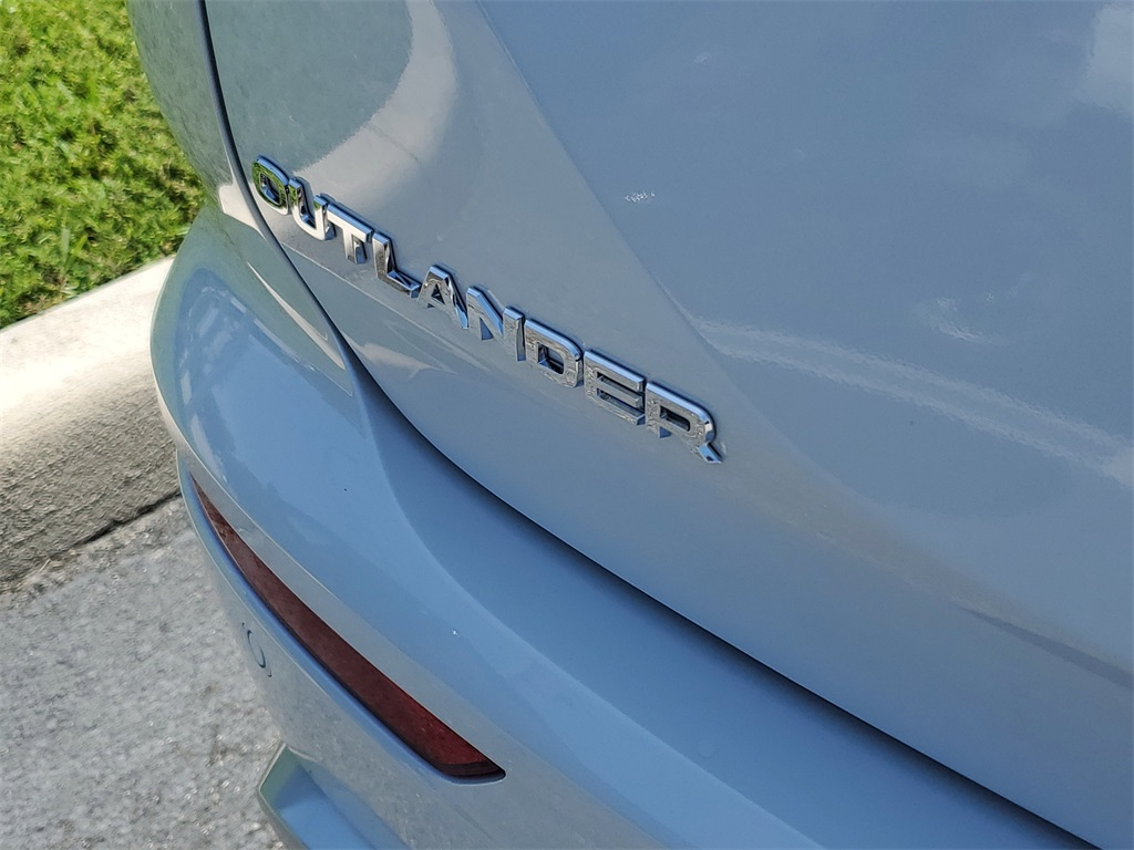 2025 Mitsubishi Outlander SE PHEV