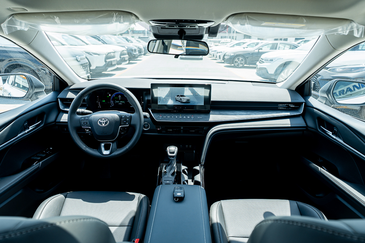 Toyota Camry Hybrid 2025 Luxury Edition