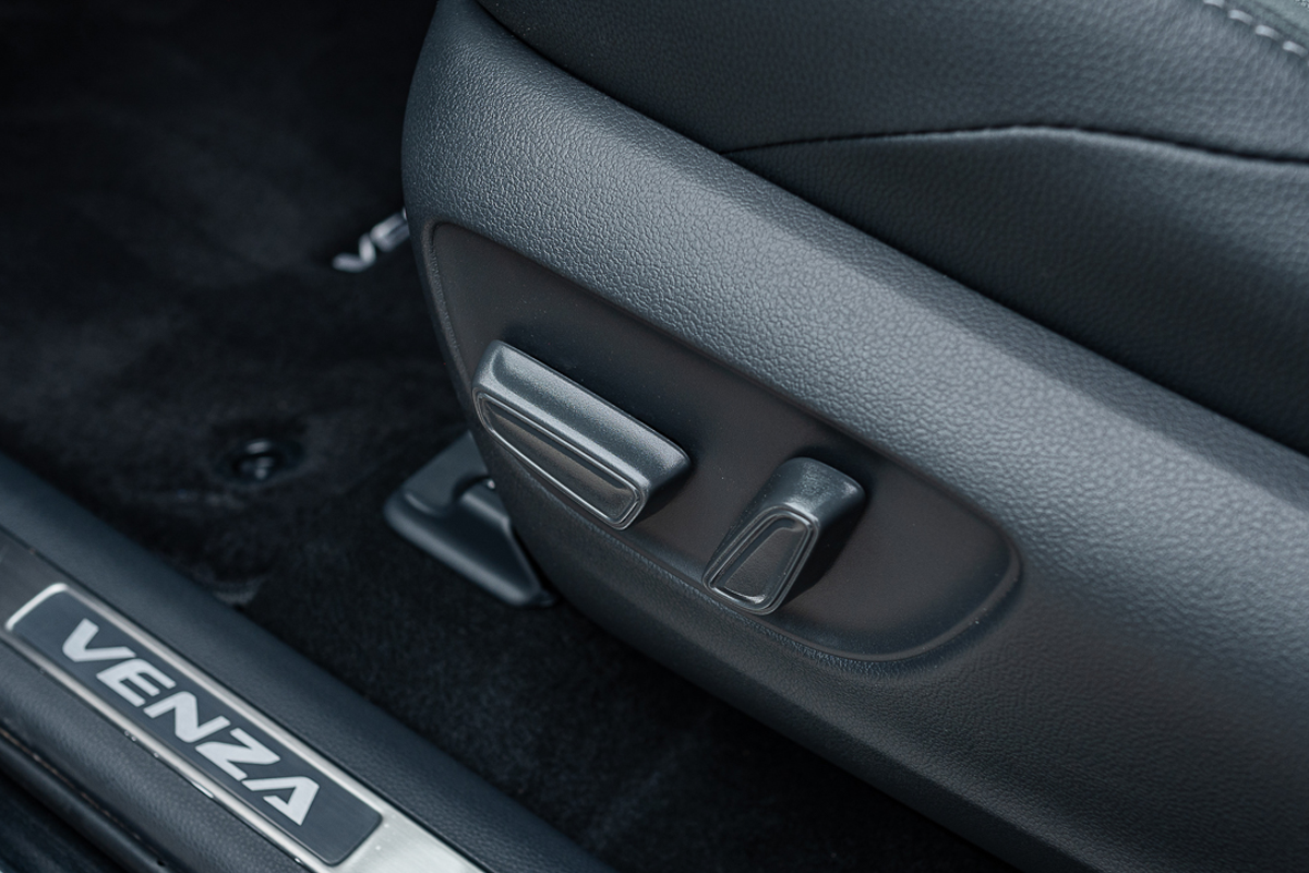 2024 Toyota Venza Luxury Black