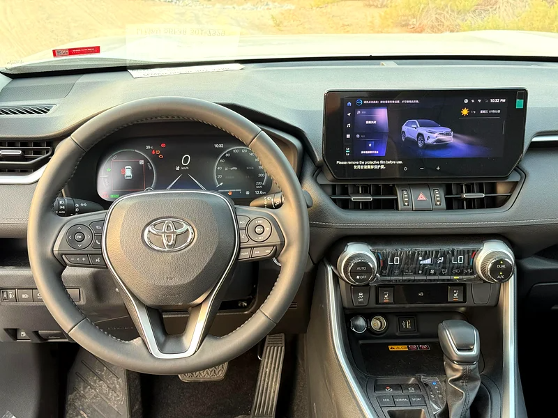 2024 Toyota RAV4 XLE Hybrid White