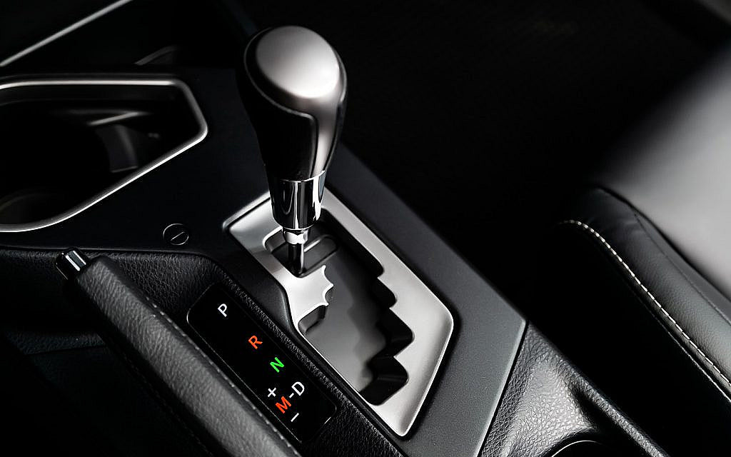 Automatic vs Manual Gear Shift in Cars: How They Work ?