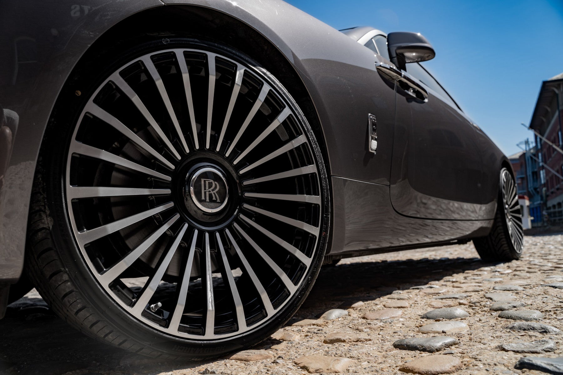 Why the Rolls-Royce Wheel Logo Doesn’t Rotate – A Symbol of Luxury Engineering