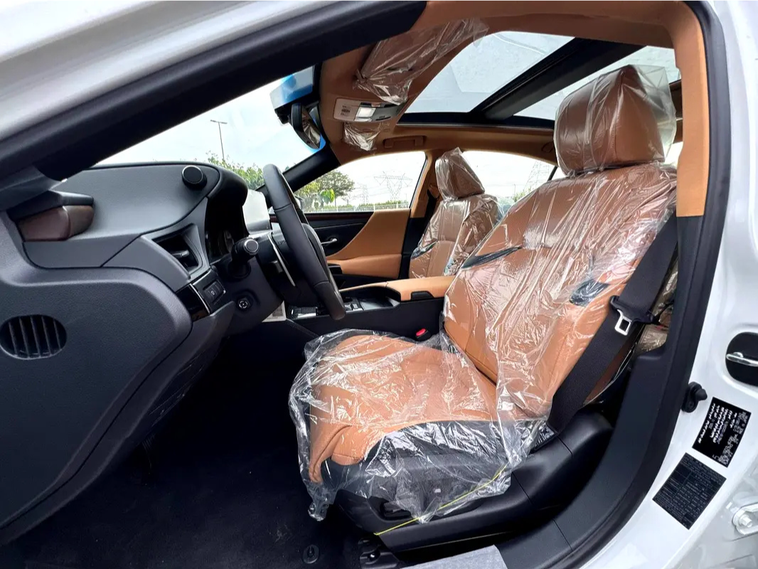 Lexus ES 350 2025 white