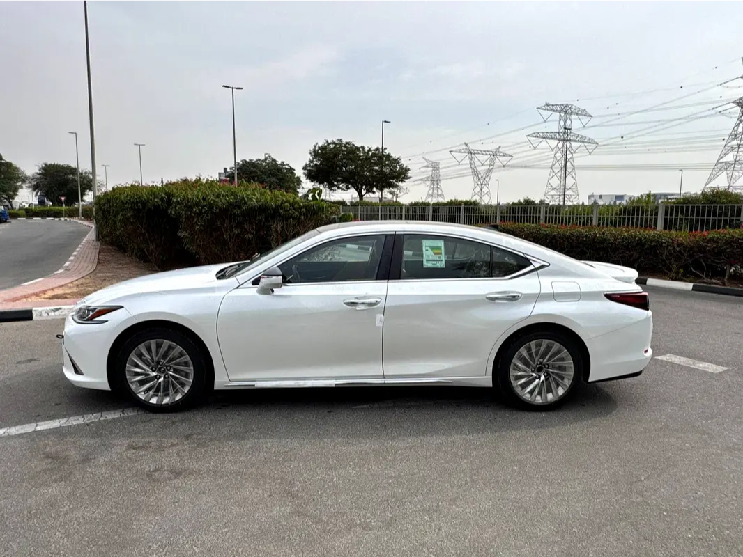 Lexus ES 350 2025 white