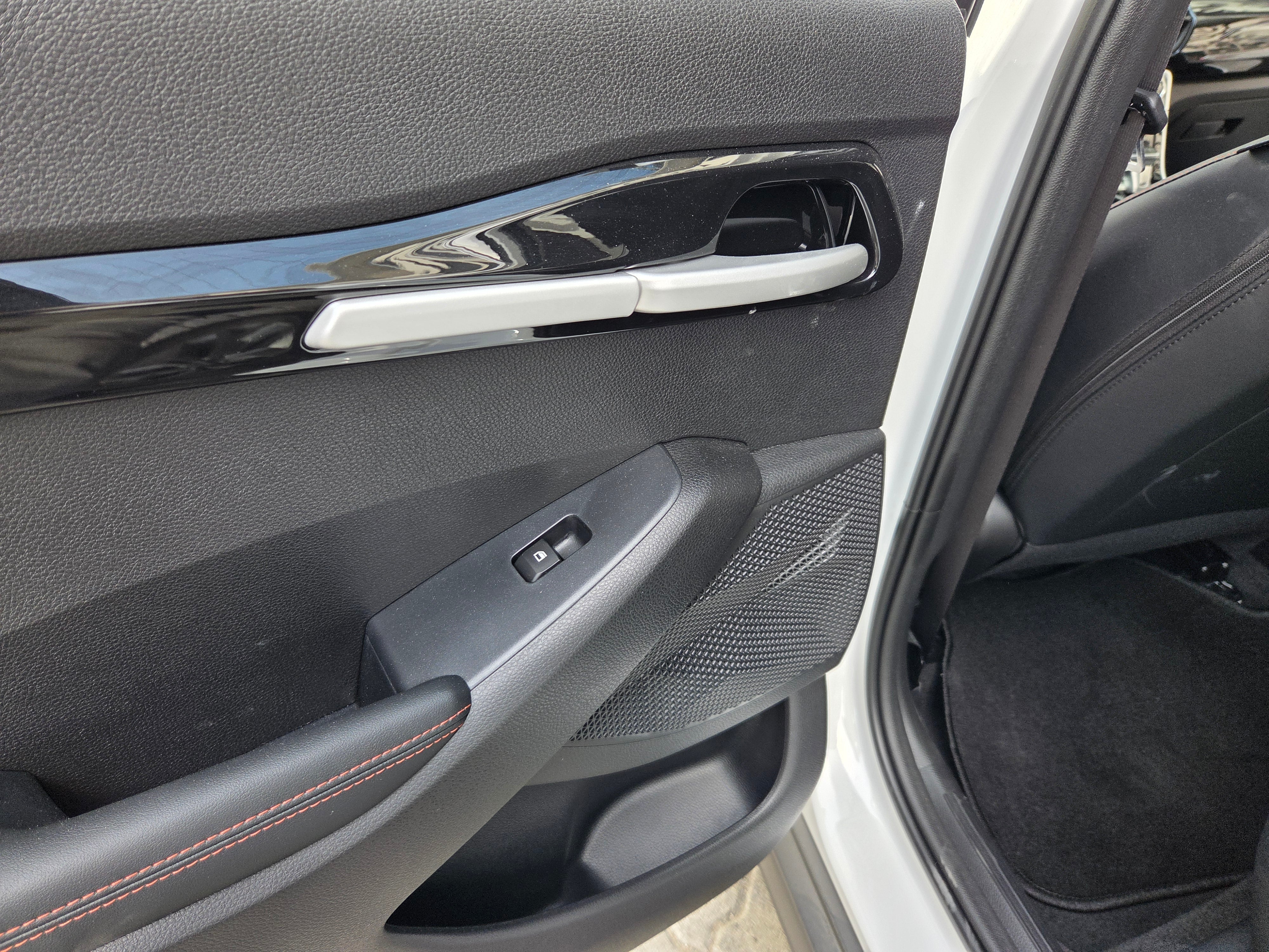 KIA Seltos 2025 white