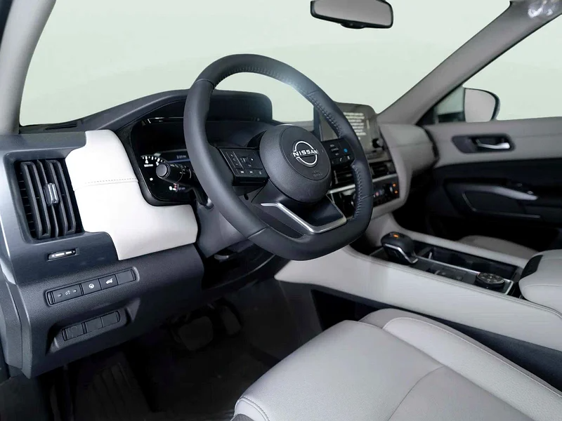 Nissan Pathfinder SV 2024 white