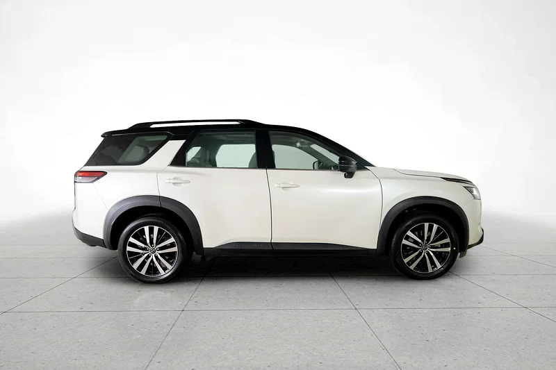 Nissan Pathfinder SV 2024 white