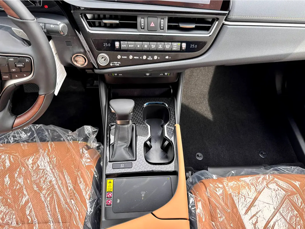 Lexus ES 350 2025 white