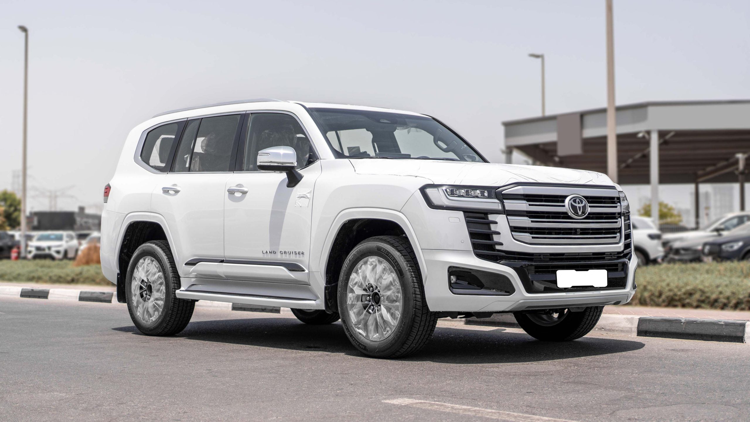 2025 Toyota Land Cruiser VXR hybrid white