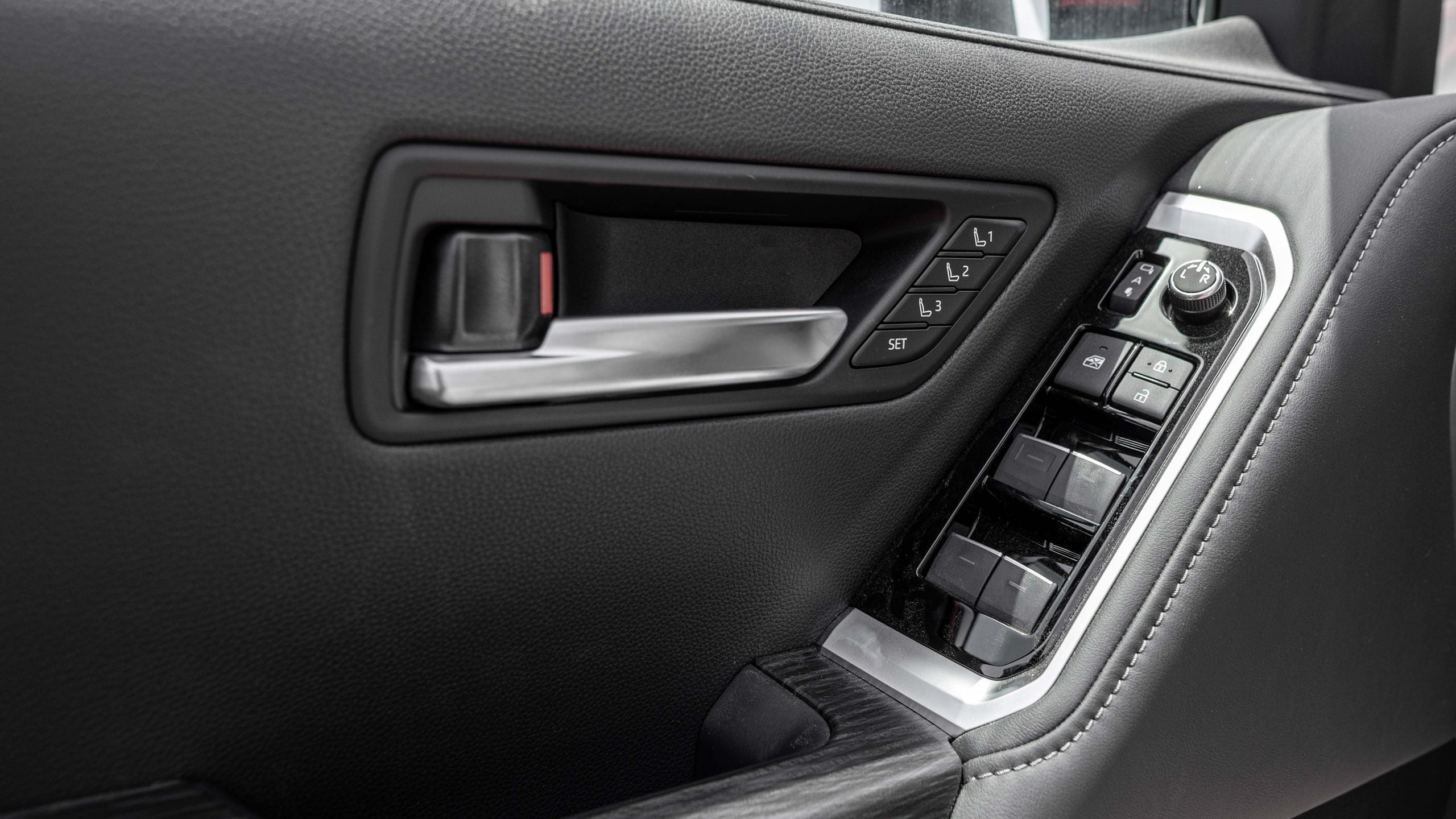 2025 Toyota Land Cruiser VXR hybrid white