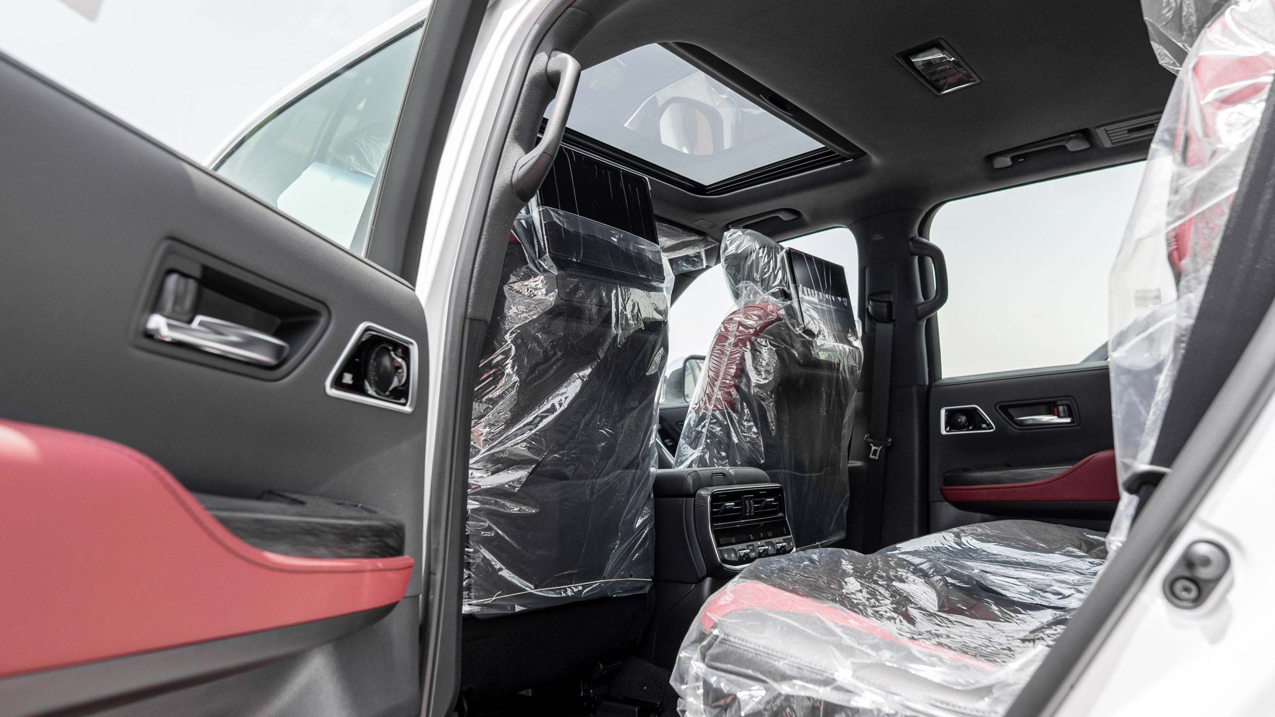 2025 Toyota Land Cruiser VXR hybrid white