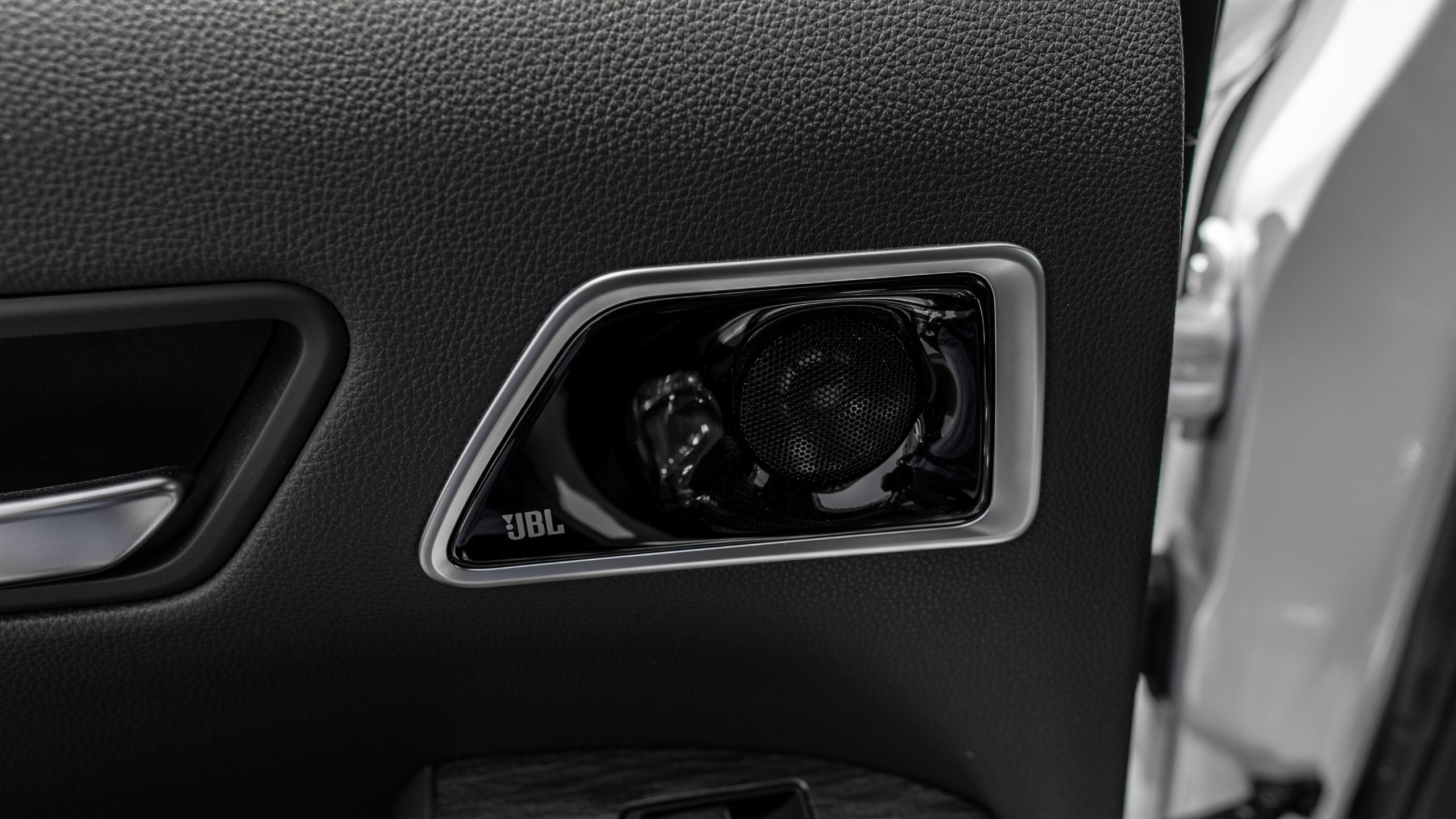 2025 Toyota Land Cruiser VXR hybrid white