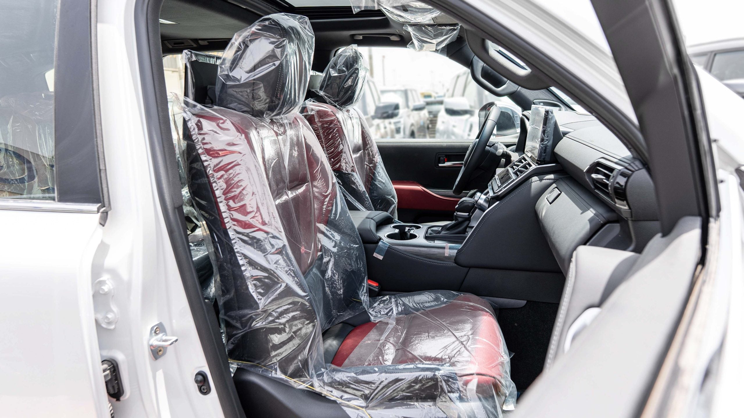 2025 Toyota Land Cruiser VXR hybrid white