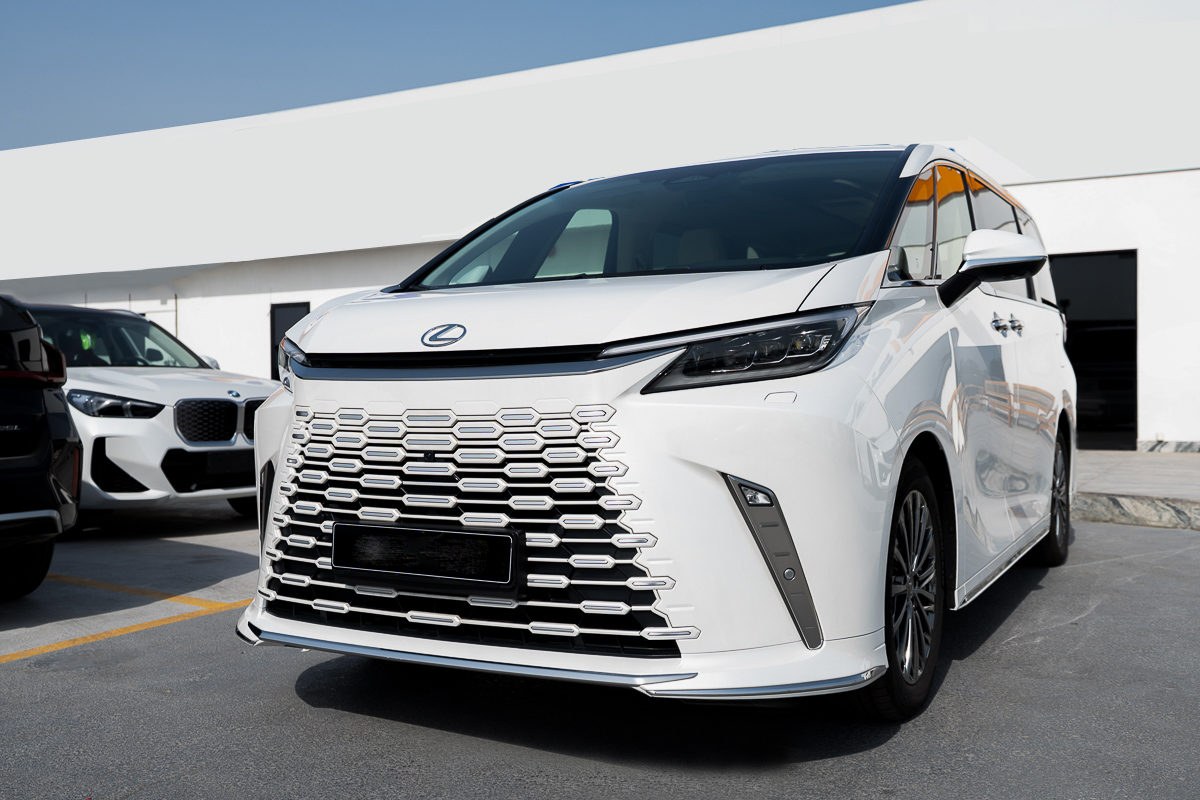 Lexus LM 350h 2.5L 2025 White
