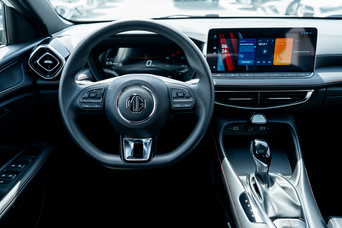 MG5 180DVVT Luxury 2025