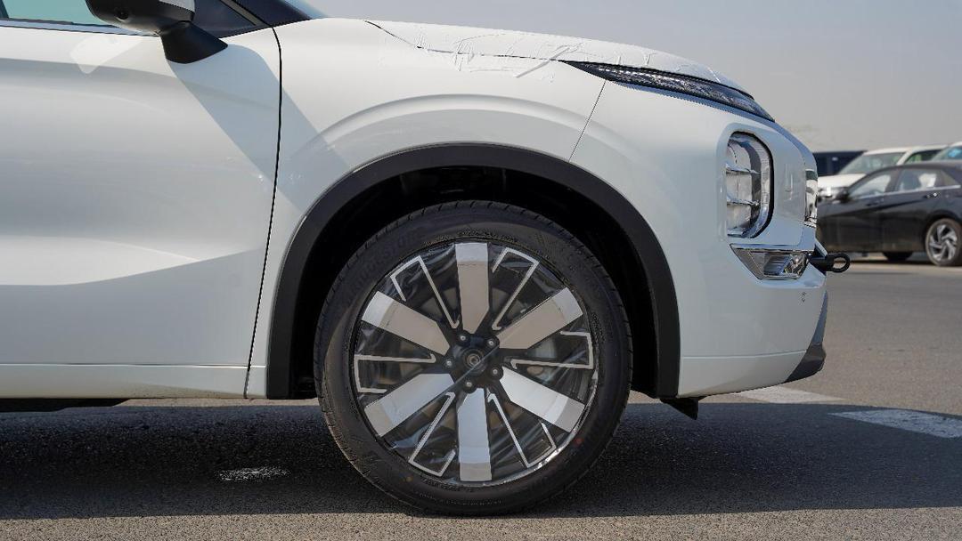 Mitsubishi P Line White 2025