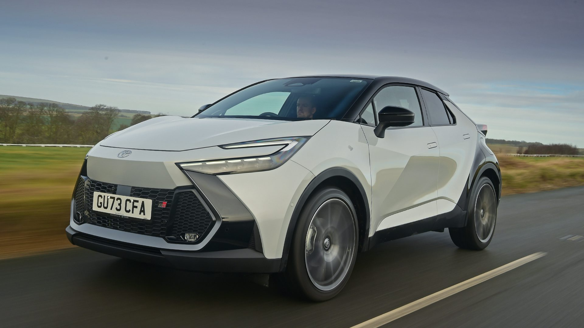 Toyota C-HR Hybrid 2.0L 2025 – Futuristic Crossover with Eco