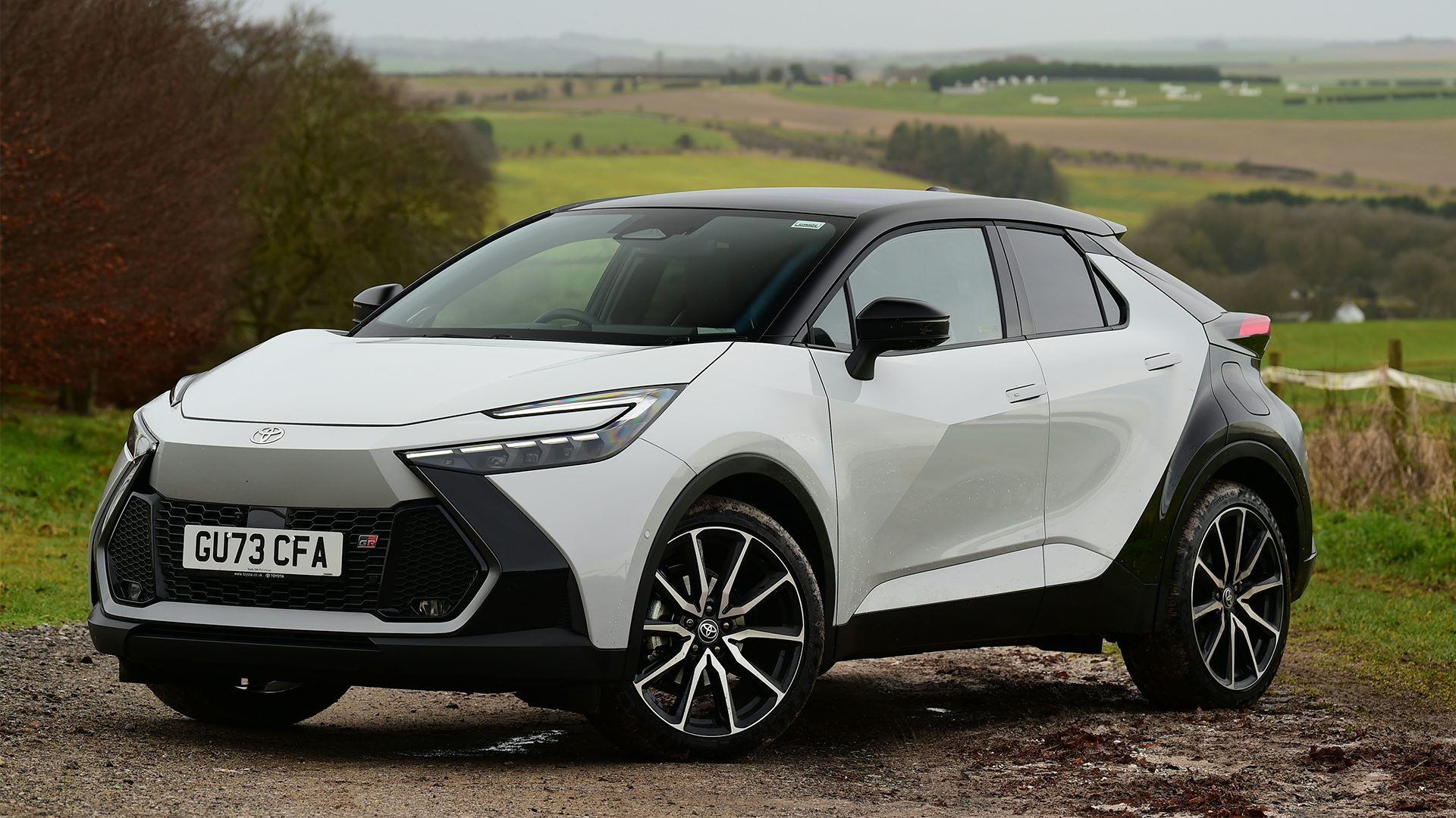 Toyota C-HR Hybrid 2.0L 2025 – Futuristic Crossover with Eco